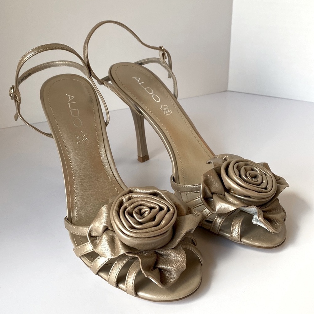 Aldo Gold Light Bronze Strappy Flower Detail 4.5" Heels Size Euro 39 / USA 8.5